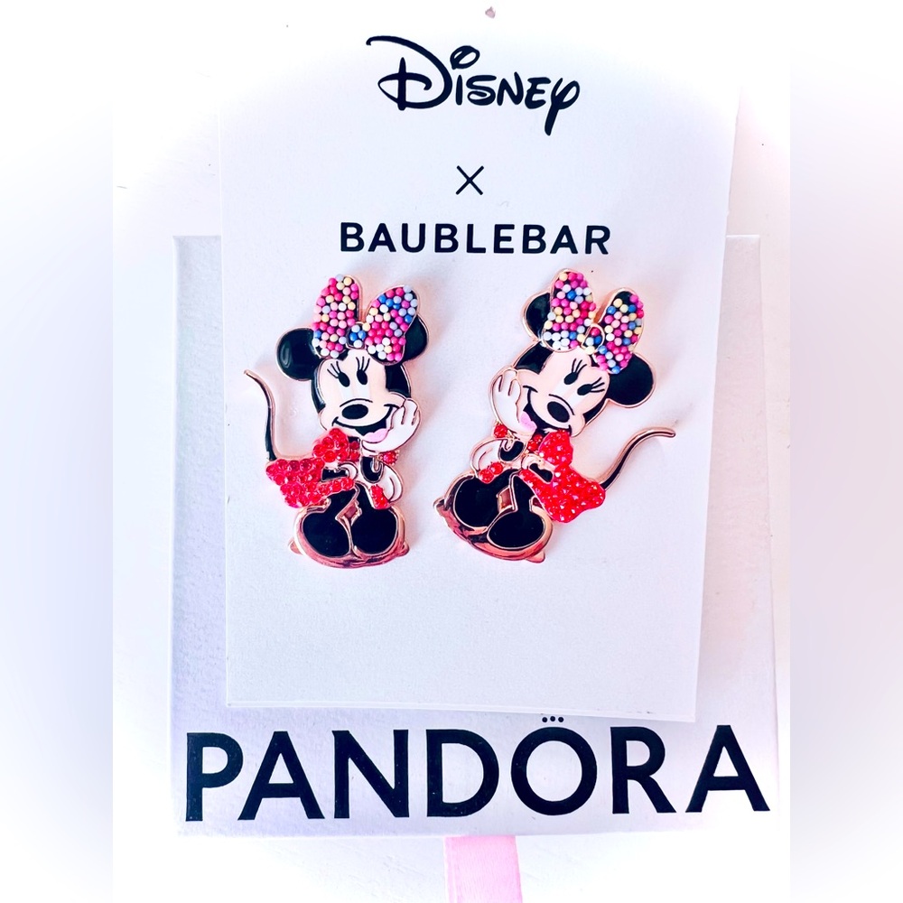Minnie Mouse earrings 🎀